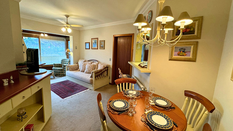 Apto em Frente à Rua Coberta com Lareira