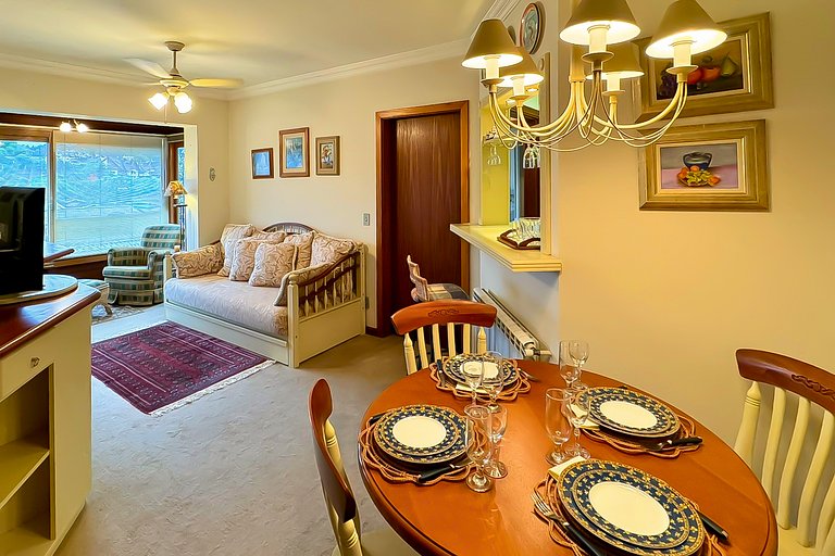 Apto em Frente à Rua Coberta com Lareira