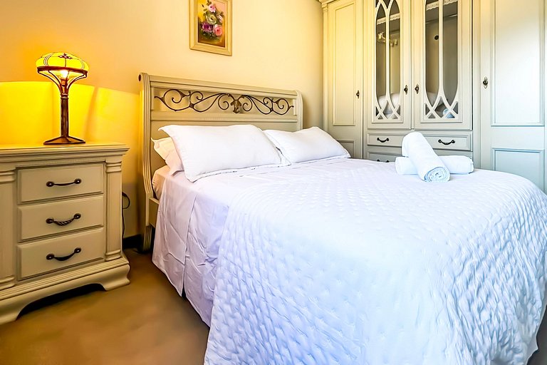 Apto em Frente à Rua Coberta com Lareira