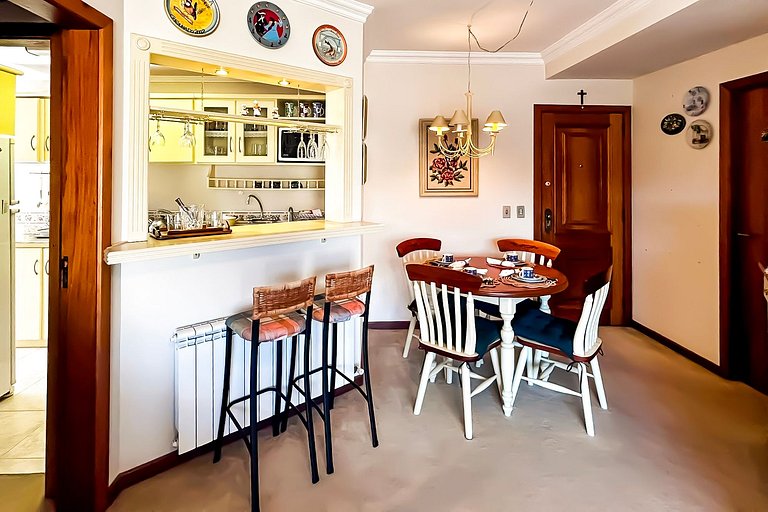 Apto em Frente à Rua Coberta com Lareira