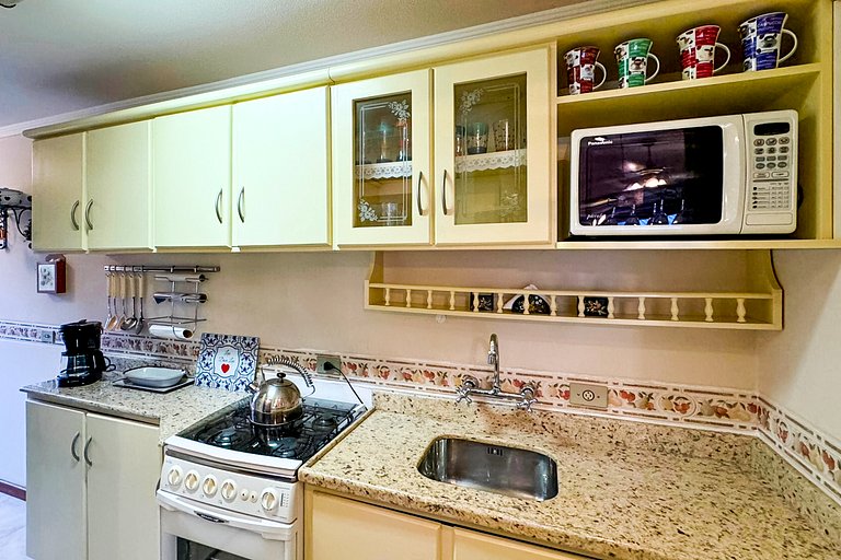 Apto em Frente à Rua Coberta com Lareira