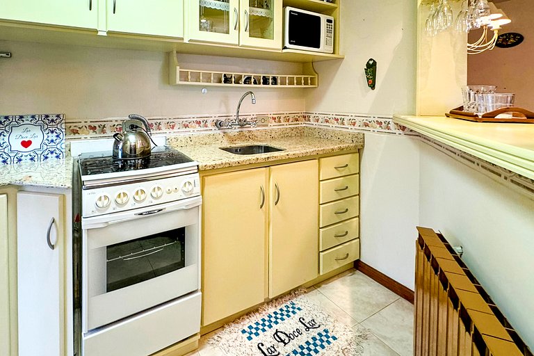 Apto em Frente à Rua Coberta com Lareira