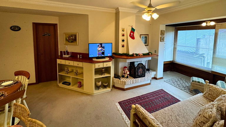 Apto em Frente à Rua Coberta com Lareira