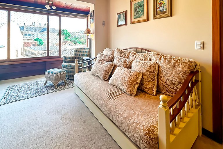 Apto em Frente à Rua Coberta com Lareira