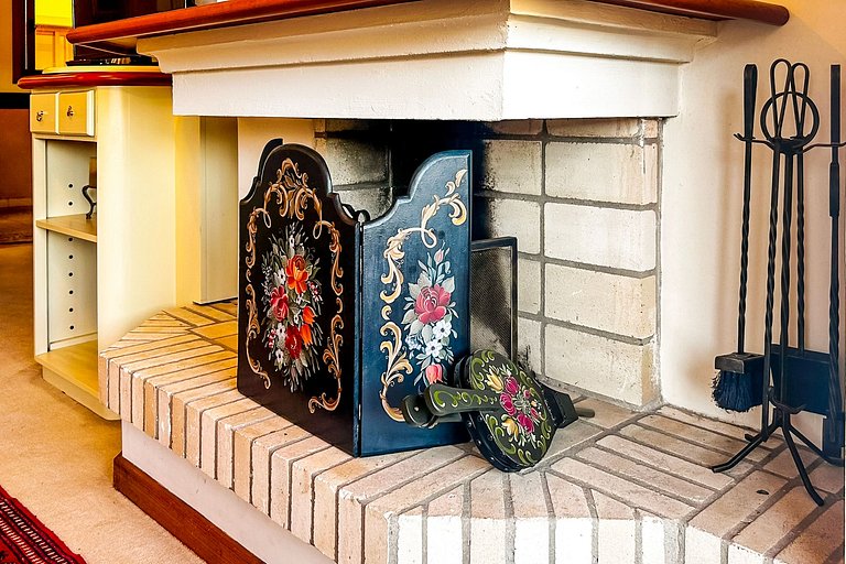 Apto em Frente à Rua Coberta com Lareira