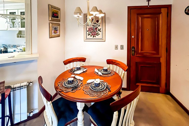 Apto em Frente à Rua Coberta com Lareira