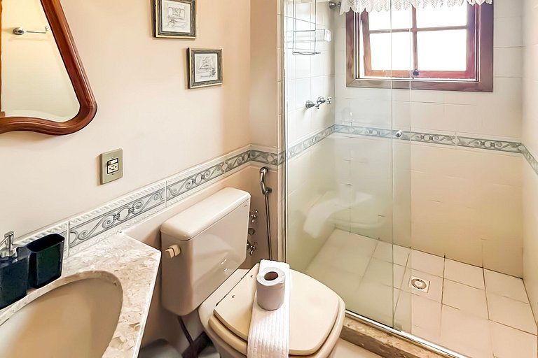 Apto em Frente à Rua Coberta com Lareira