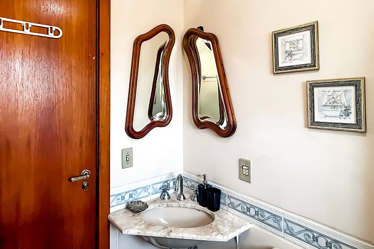 Apto em Frente à Rua Coberta com Lareira