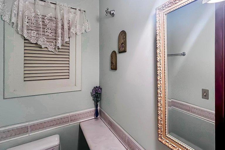 Apto em Frente à Rua Coberta com Lareira