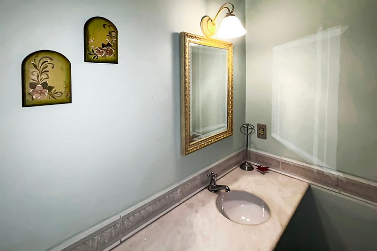 Apto em Frente à Rua Coberta com Lareira