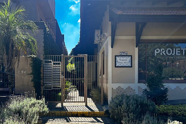 Apto em Frente à Rua Coberta com Lareira