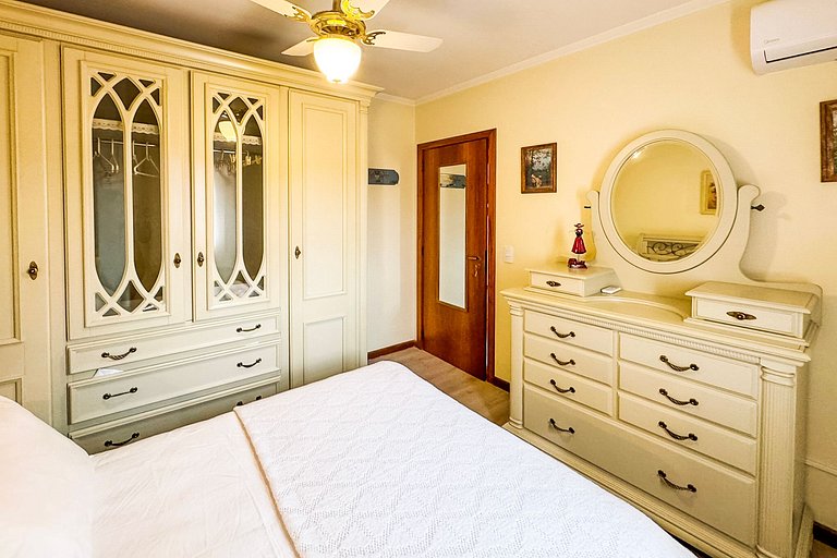 Apto em Frente à Rua Coberta com Lareira