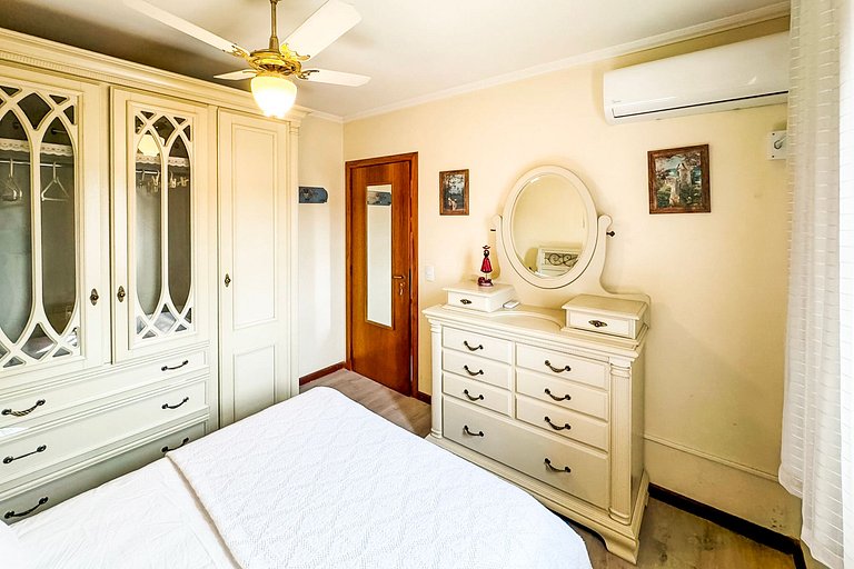 Apto em Frente à Rua Coberta com Lareira