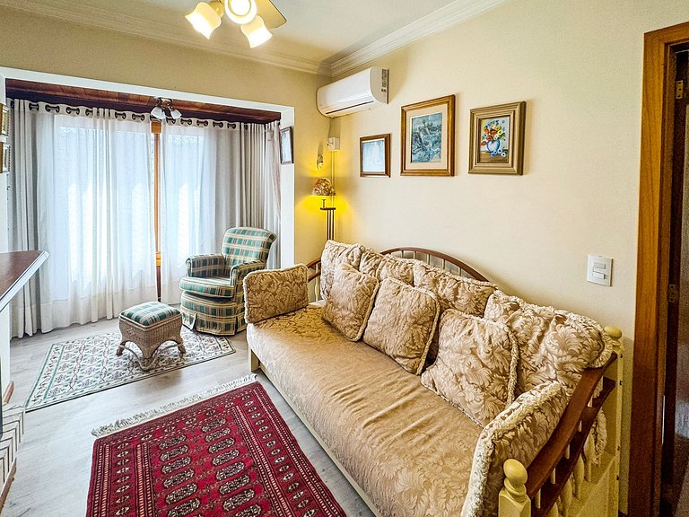 Apto em Frente à Rua Coberta com Lareira