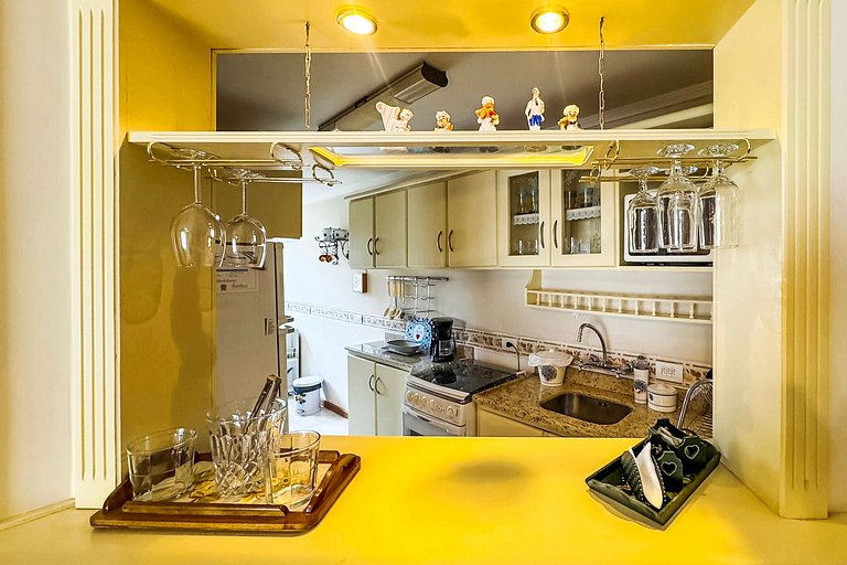 Apto em Frente à Rua Coberta com Lareira