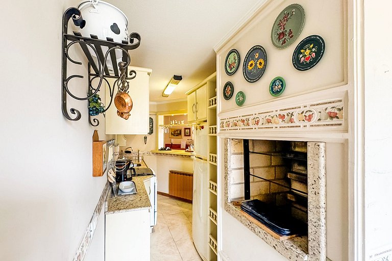 Apto em Frente à Rua Coberta com Lareira