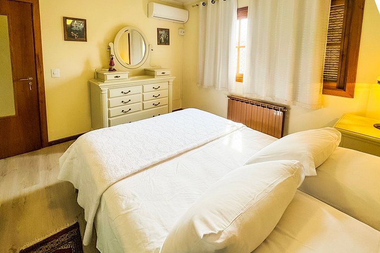 Apto em Frente à Rua Coberta com Lareira