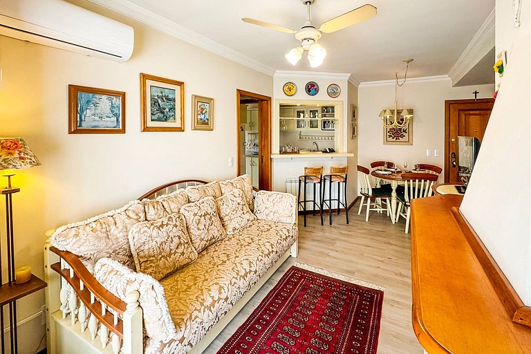 Apto em Frente à Rua Coberta com Lareira