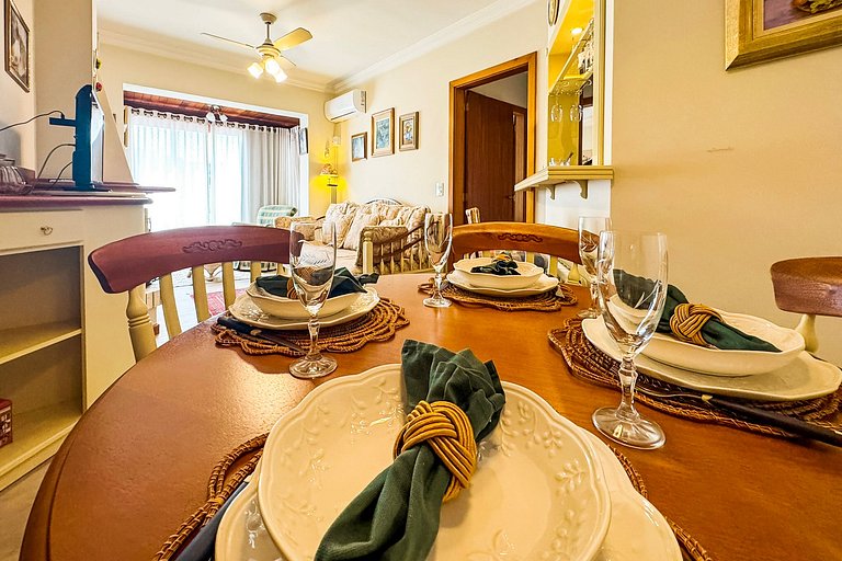 Apto em Frente à Rua Coberta com Lareira