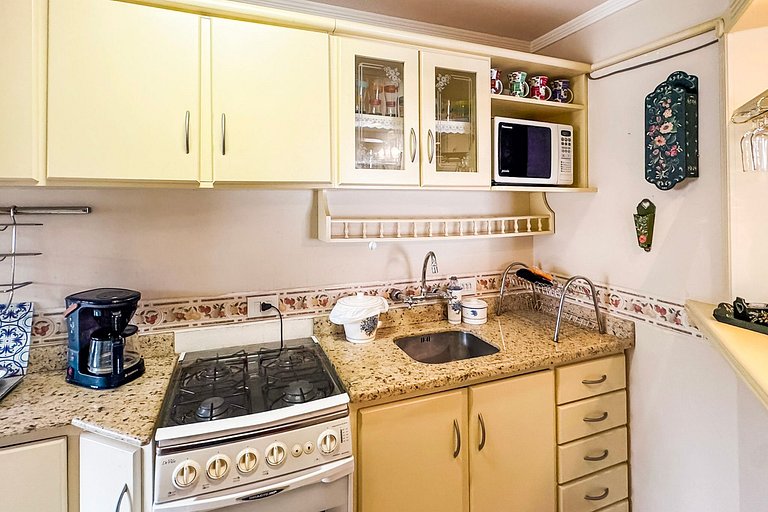 Apto em Frente à Rua Coberta com Lareira