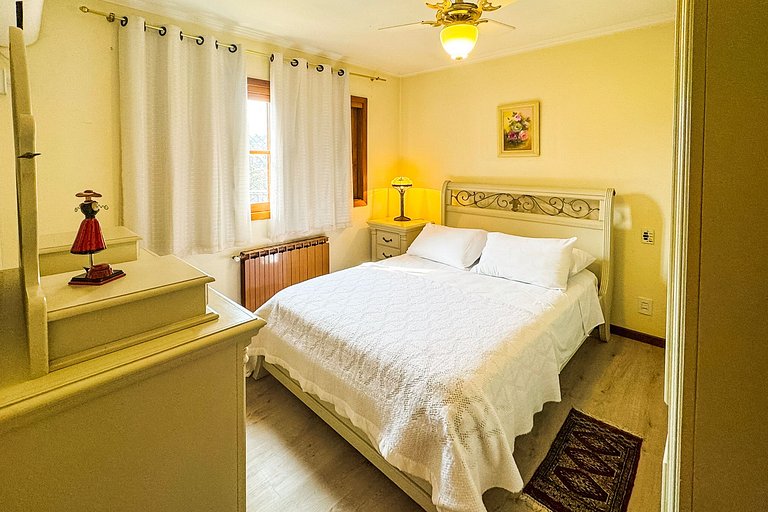 Apto em Frente à Rua Coberta com Lareira