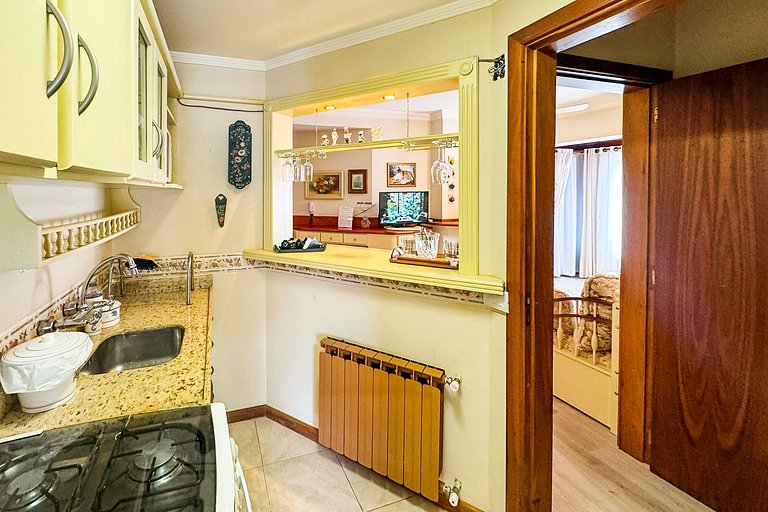 Apto em Frente à Rua Coberta com Lareira