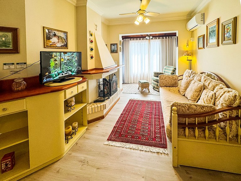 Apto em Frente à Rua Coberta com Lareira