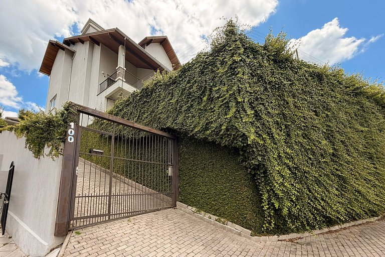 Casa no Vale das Colinas com lareira e conforto