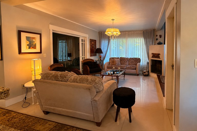 Casa Luxuosa de 2 Andares | Vista Lago em Gramado