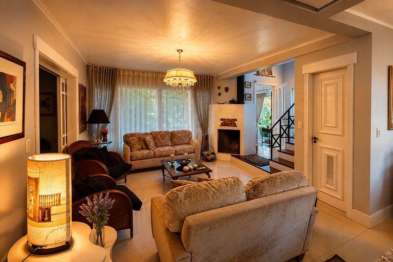 Casa Luxuosa de 2 Andares | Vista Lago em Gramado
