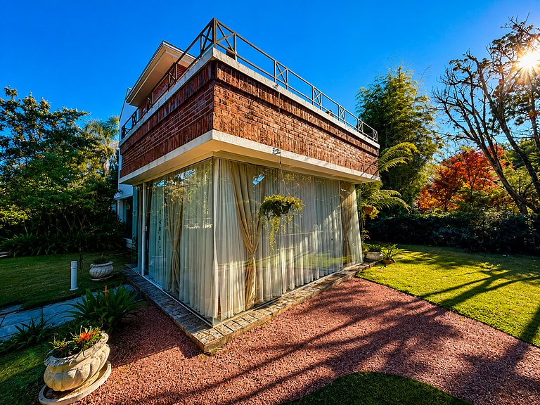 Casa Luxuosa de 2 Andares | Vista Lago em Gramado