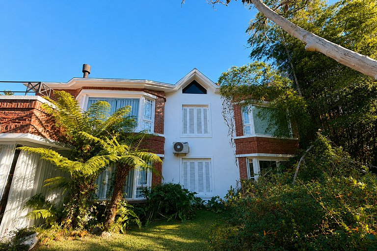 Casa Luxuosa de 2 Andares | Vista Lago em Gramado