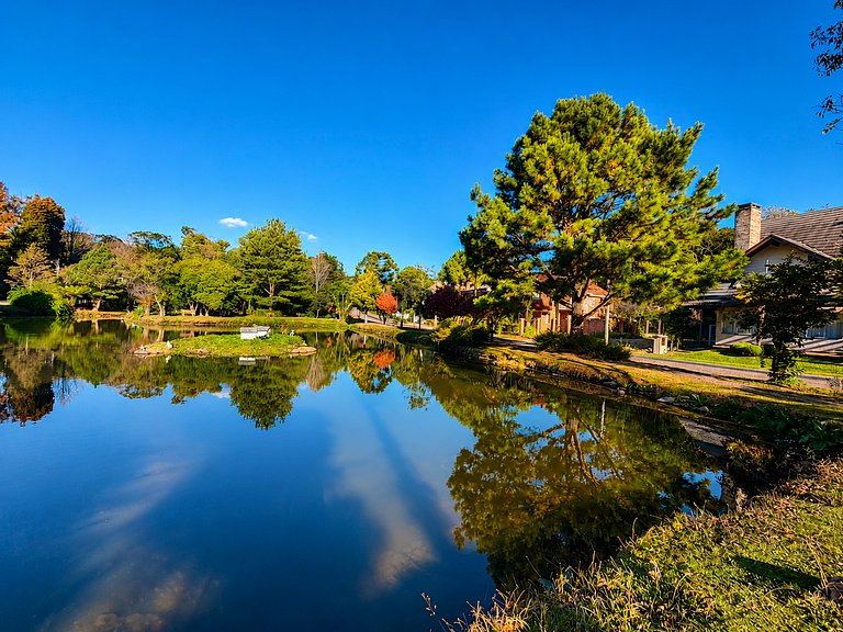 Casa Luxuosa de 2 Andares | Vista Lago em Gramado