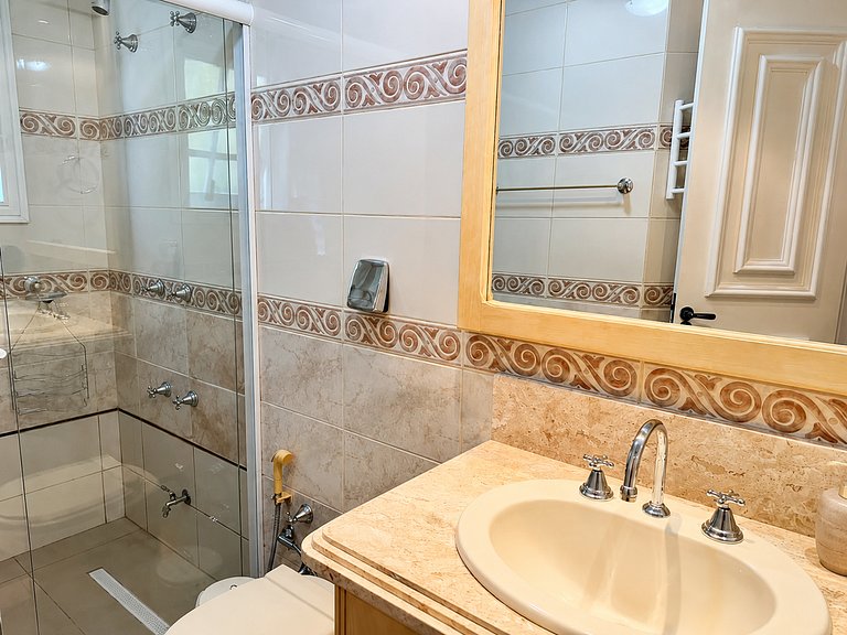 Casa Luxuosa de 2 Andares | Vista Lago em Gramado