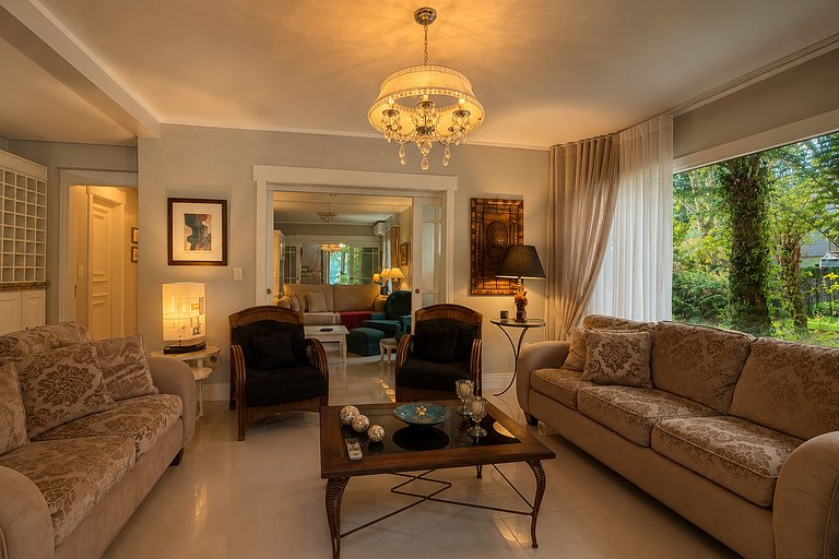 Casa Luxuosa de 2 Andares | Vista Lago em Gramado