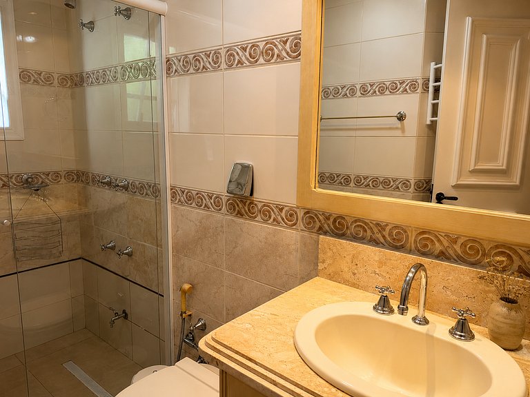Casa Luxuosa de 2 Andares | Vista Lago em Gramado