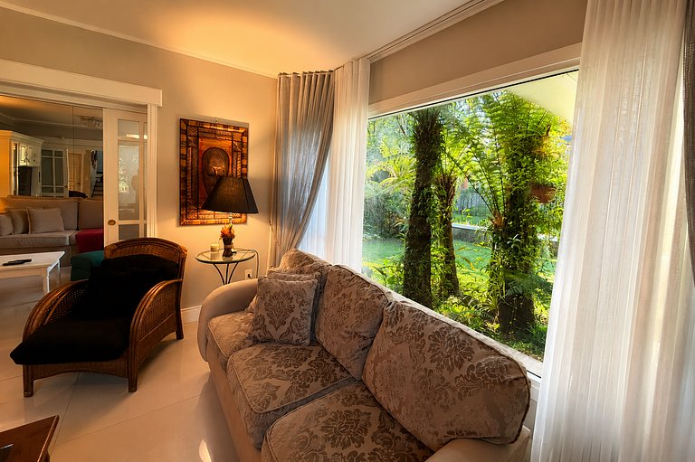 Casa Luxuosa de 2 Andares | Vista Lago em Gramado