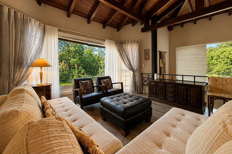 Casa Luxuosa de 2 Andares | Vista Lago em Gramado