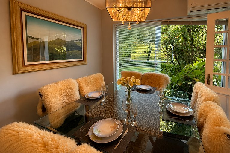 Casa Luxuosa de 2 Andares | Vista Lago em Gramado