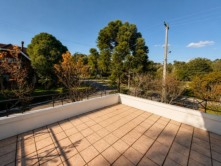 Casa Luxuosa de 2 Andares | Vista Lago em Gramado