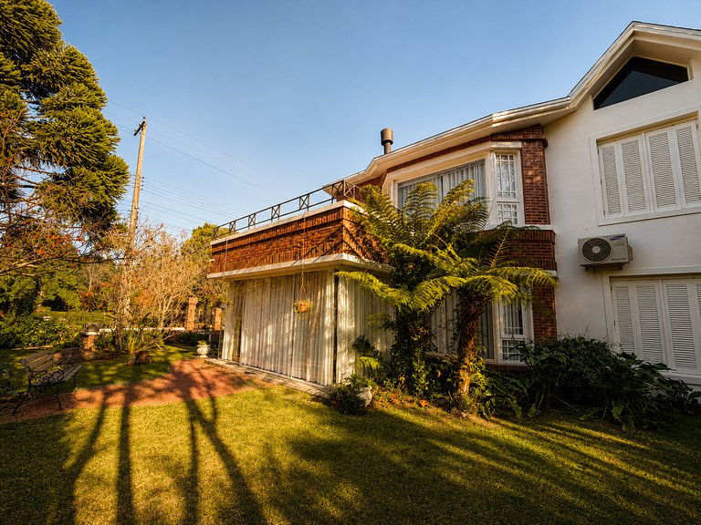 Casa Luxuosa de 2 Andares | Vista Lago em Gramado