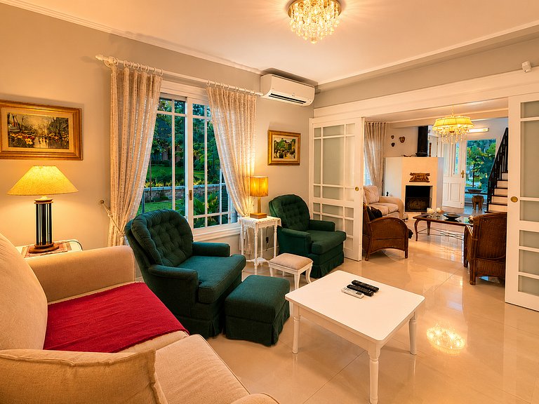 Casa Luxuosa de 2 Andares | Vista Lago em Gramado