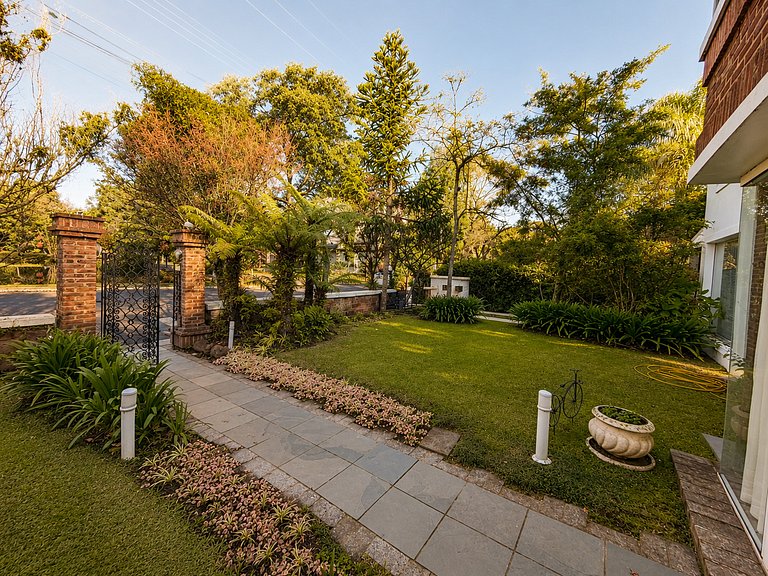 Casa Luxuosa de 2 Andares | Vista Lago em Gramado