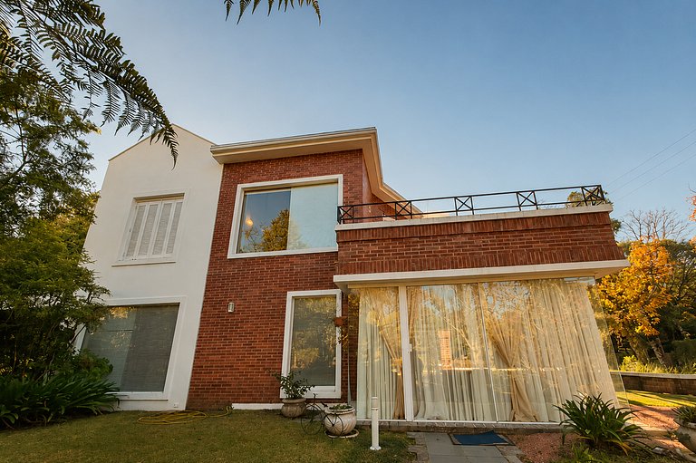 Casa Luxuosa de 2 Andares | Vista Lago em Gramado