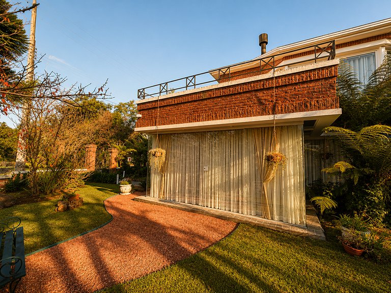 Casa Luxuosa de 2 Andares | Vista Lago em Gramado