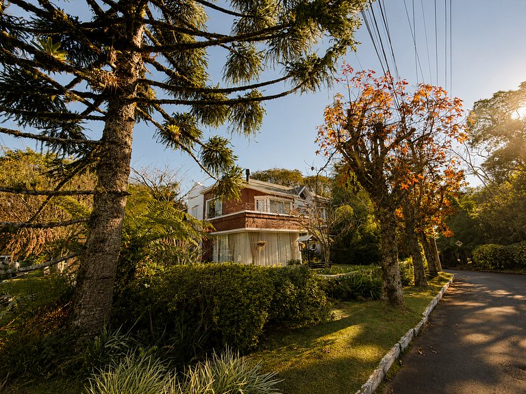 Casa Luxuosa de 2 Andares | Vista Lago em Gramado