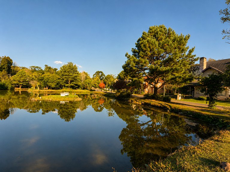 Casa Luxuosa de 2 Andares | Vista Lago em Gramado