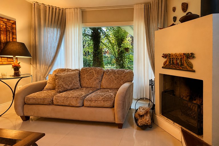 Casa Luxuosa de 2 Andares | Vista Lago em Gramado