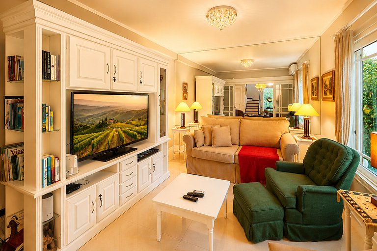 Casa Luxuosa de 2 Andares | Vista Lago em Gramado
