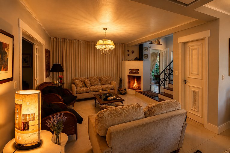 Casa Luxuosa de 2 Andares | Vista Lago em Gramado